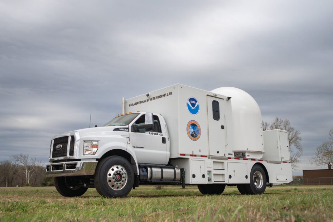 Camión de la NOAA equipado con un radar móvil para el estudio de tormentas severas.