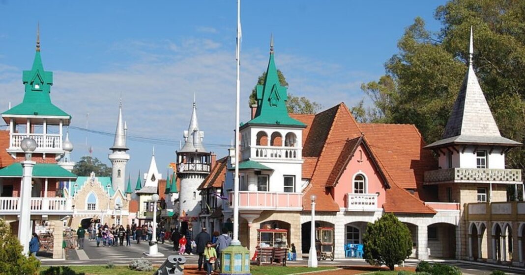 Vista del tren y el barco restaurados en el predio de la República de los Niños, La Plata.