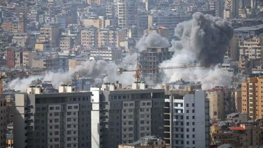 Grupo de personas reunidas firmando un documento, representando a los referentes que suscribieron la declaración.