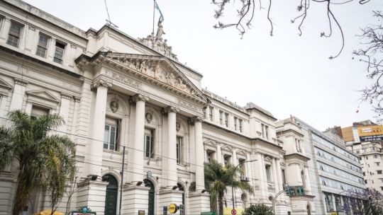 Estudiantes votando en las elecciones de la UBA 2025