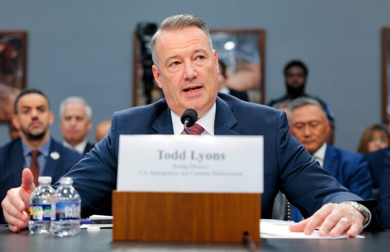 Todd Lyons, director interino del ICE, durante una comparecencia en el Congreso de Estados Unidos.