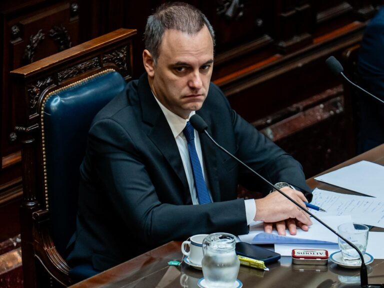 Manuel Adorni en el Congreso durante informe de gestión sobre retenciones