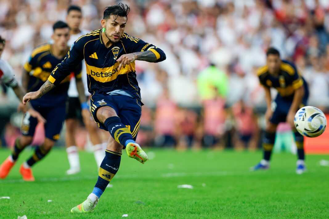Jugadores de River Plate y Boca Juniors durante el Superclásico en el estadio Monumental.