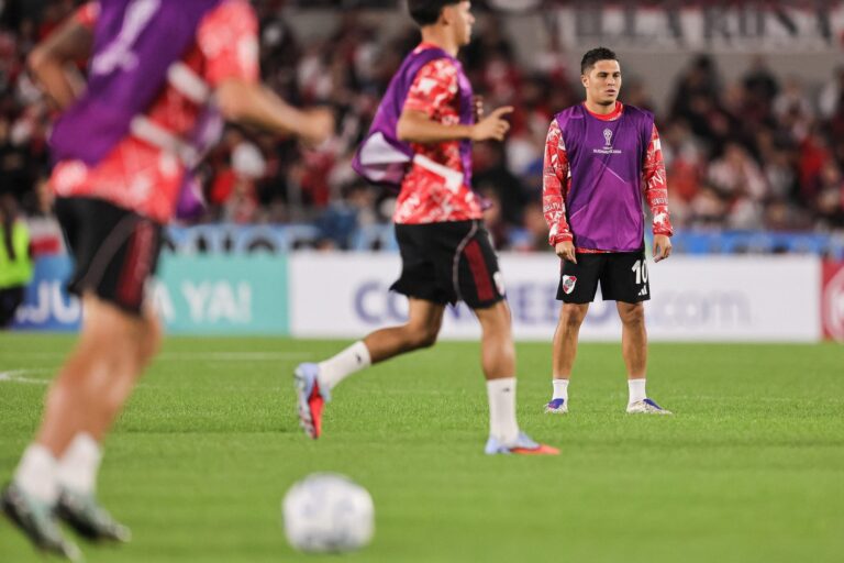 Jugadores de River Plate y Carabobo en el Estadio Monumental previo al partido de Copa Sudamericana.
