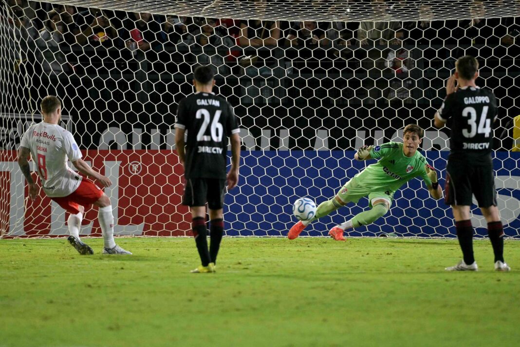 Santiago Beltrán atajando un penal ante Bragantino en la Copa Sudamericana