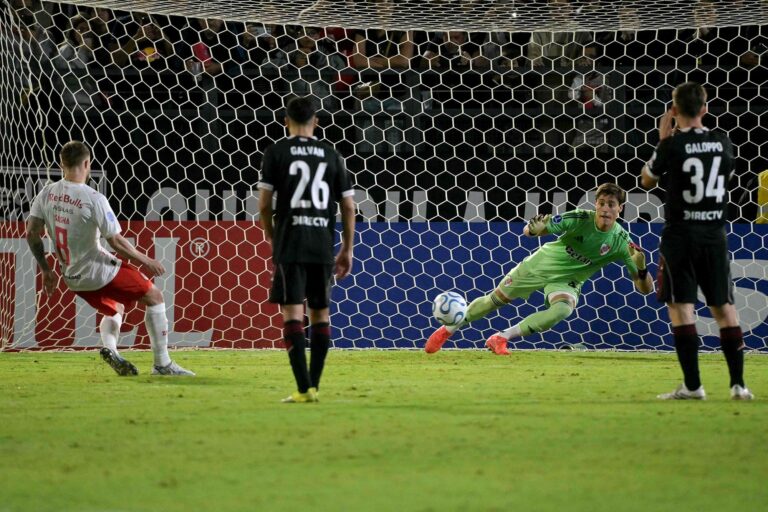Santiago Beltrán atajando un penal ante Bragantino en la Copa Sudamericana