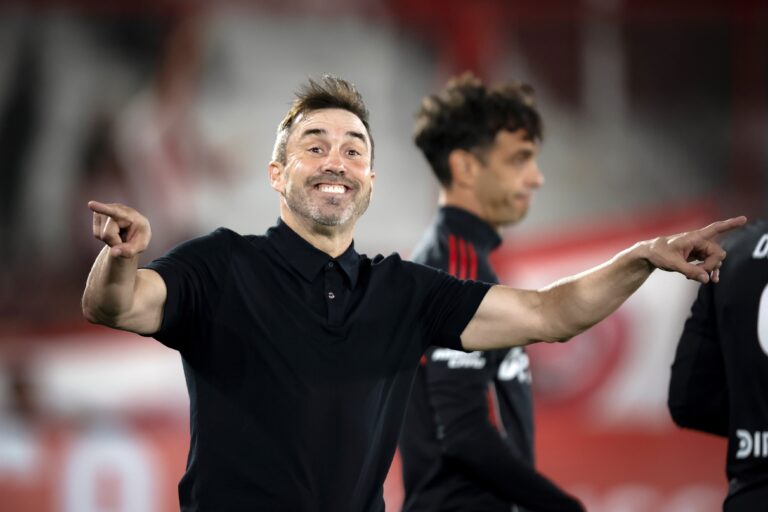 Jugadores de River Plate celebran un gol durante el partido del fin de semana de Pascua.