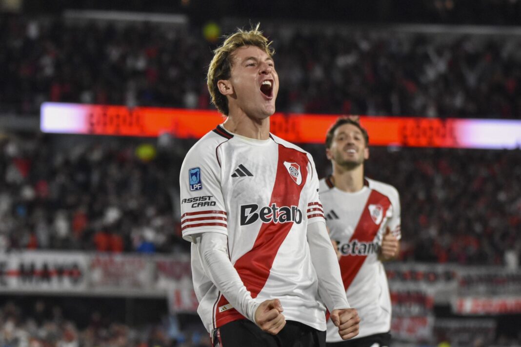Jugadores de River Plate celebrando un gol durante el partido del fin de semana de Pascua.