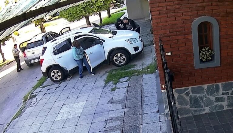 Fotograma de cámara de seguridad que muestra el momento del robo del vehículo en una calle residencial de Mar del Plata.
