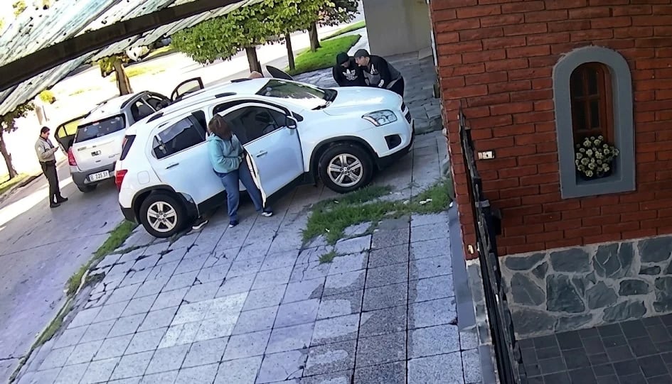 Fotograma de cámara de seguridad que muestra el momento del robo del vehículo en una calle residencial de Mar del Plata.