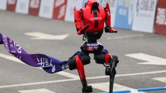 Grupo de robots humanoides compitiendo en una media maratón en las calles de Beijing, distrito de Yizhuang.