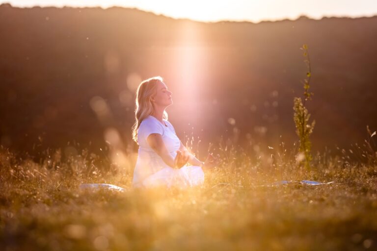 Personas en actitud de reflexión en distintos entornos cotidianos.