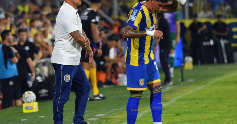 Escudos de Rosario Central y Atlético Tucumán enfrentados