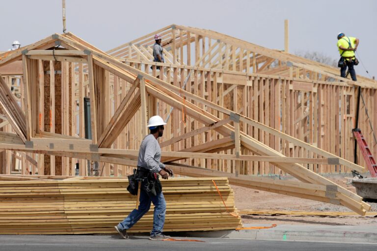 Trabajadores de la construcción en una obra en Texas