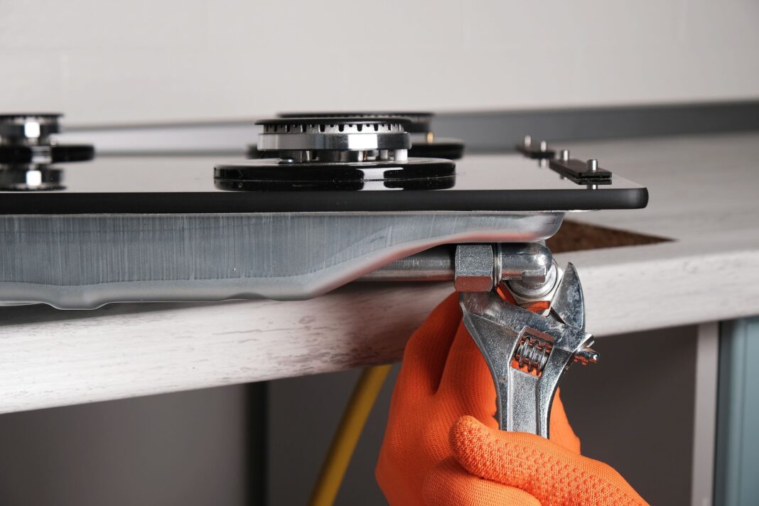 Ilustración de herramientas de mantenimiento del hogar junto a un documento con cifras salariales.