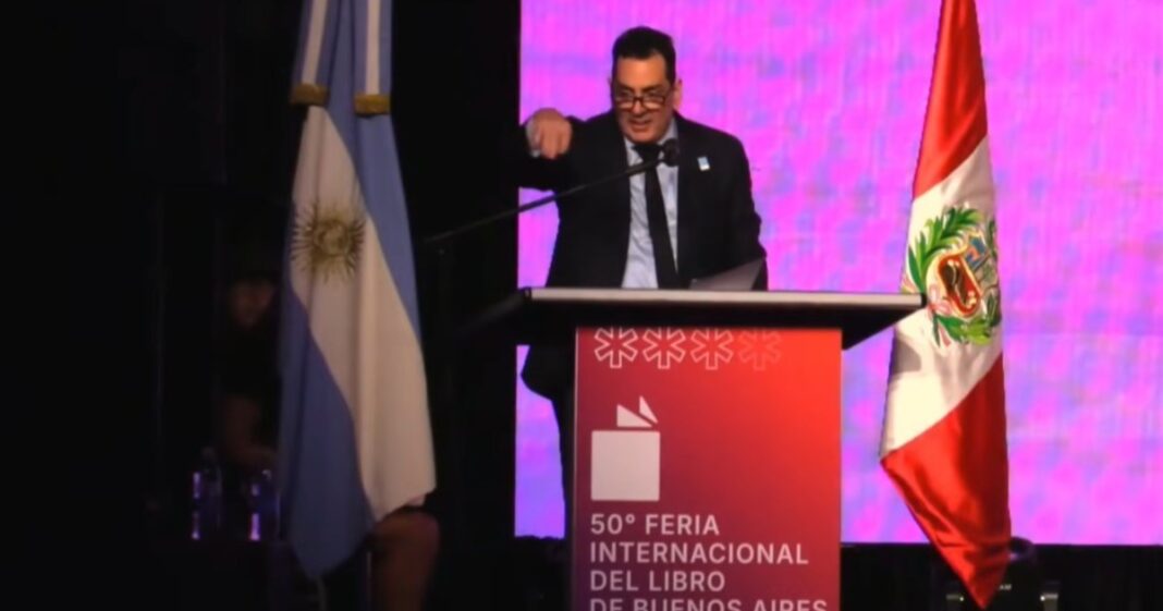 Secretario de Cultura Leonardo Cifelli siendo abucheado en la Feria del Libro de Buenos Aires