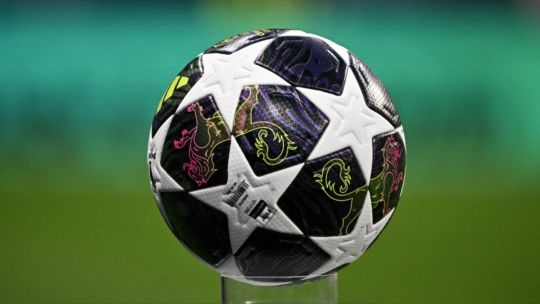 Logotipo de la UEFA Champions League junto a los escudos del Bayern Múnich, PSG, Arsenal y Atlético de Madrid