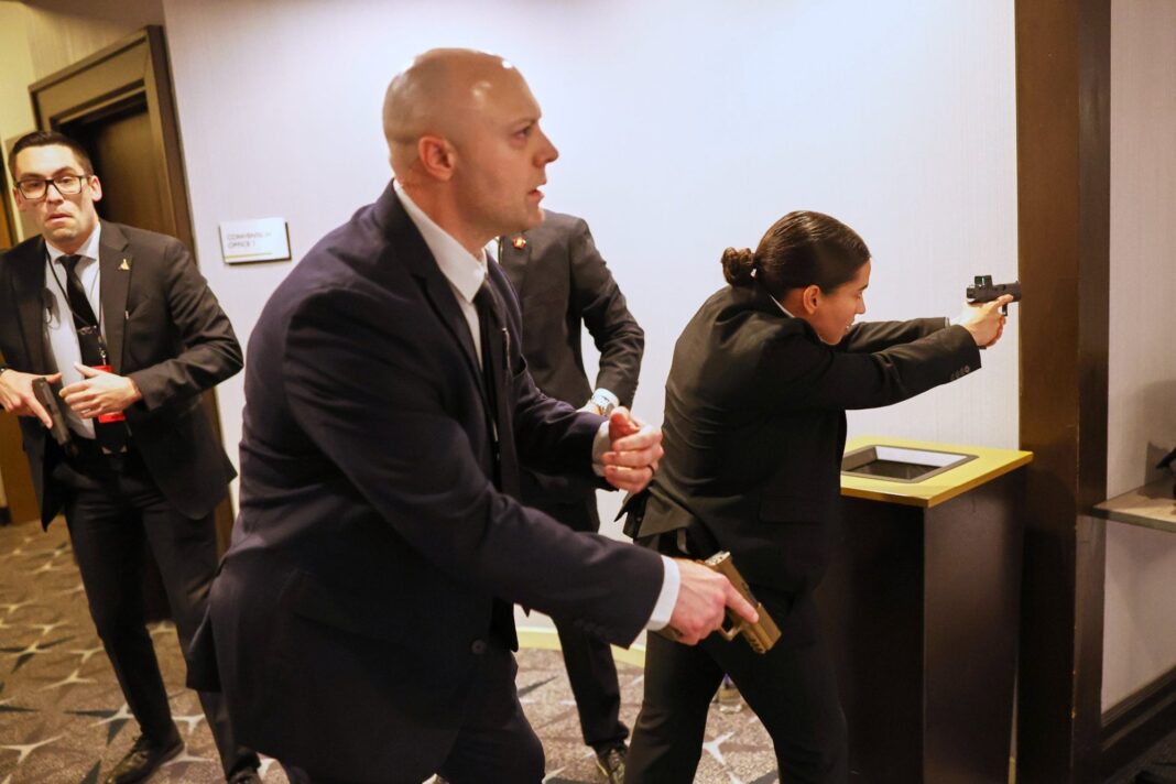 Agentes del Servicio Secreto escoltan a Donald Trump durante un evento