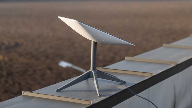 Antena satelital Starlink instalada en un entorno rural argentino