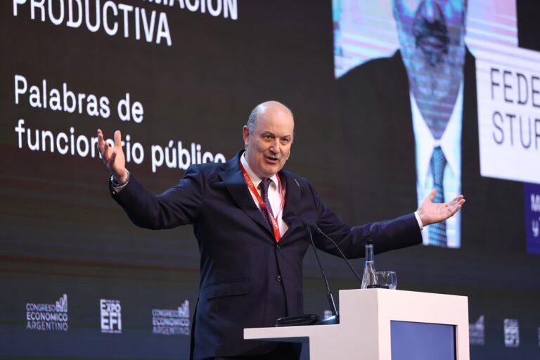 Federico Sturzenegger en ExpoEFI anunciando medidas desregulatorias