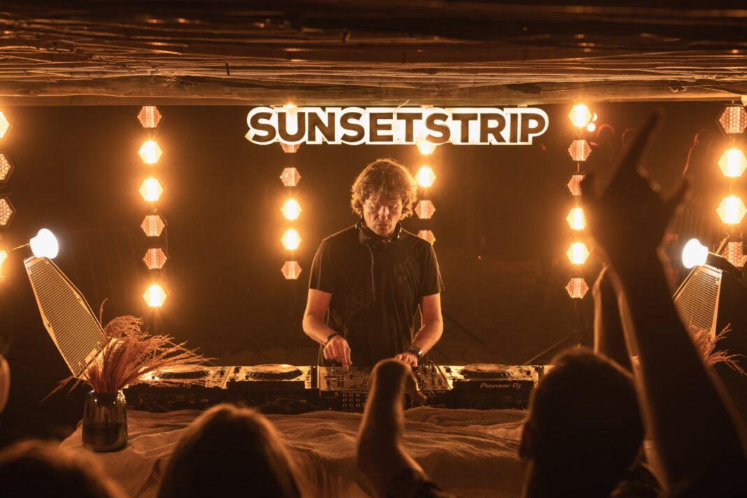 Público asistiendo a un festival de música al aire libre, representando el evento Sunsetstrip.