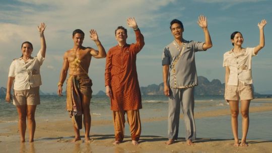 Fotografía de la Riviera Francesa con el mar y un hotel de lujo, representando el escenario de la cuarta temporada de The White Lotus.