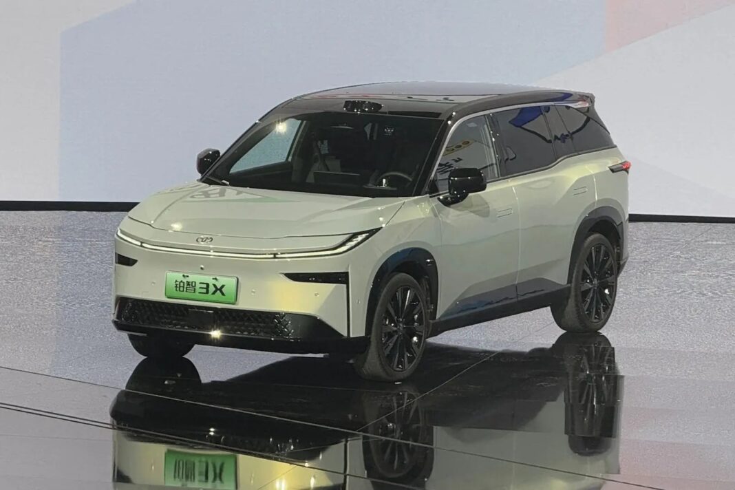 SUV eléctrico Toyota bZ3X de color gris, con diseño moderno y frontal característico de la gama bZ.