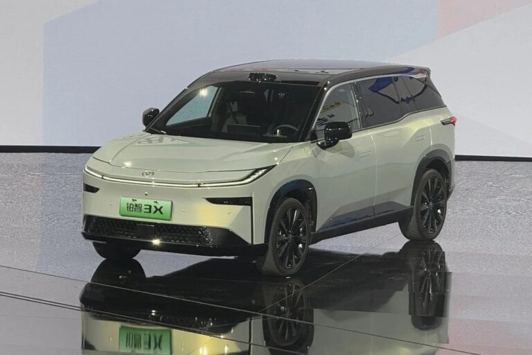 SUV eléctrico Toyota bZ3X de color gris, con diseño moderno y frontal característico de la gama bZ.