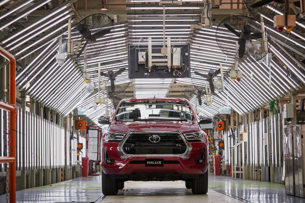 Toyota Hilux en línea de producción en planta de Zárate, Argentina