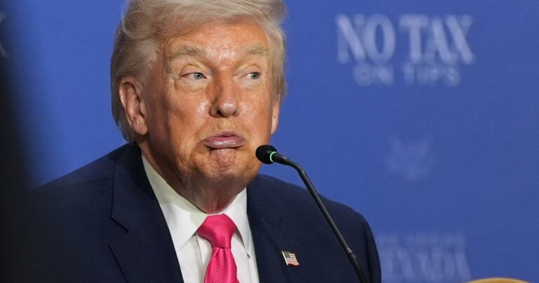 Donald Trump hablando frente a la Casa Blanca, en declaraciones sobre un posible viaje a Pakistán.