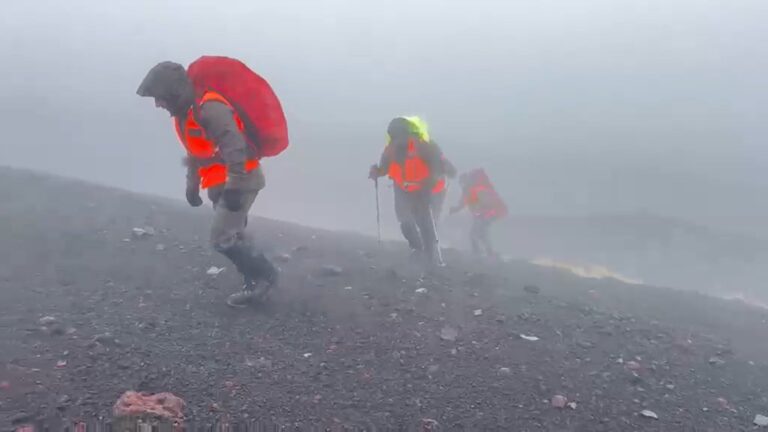 Operativo de búsqueda en el volcán Llaima, Chile, por turista argentino desaparecido.