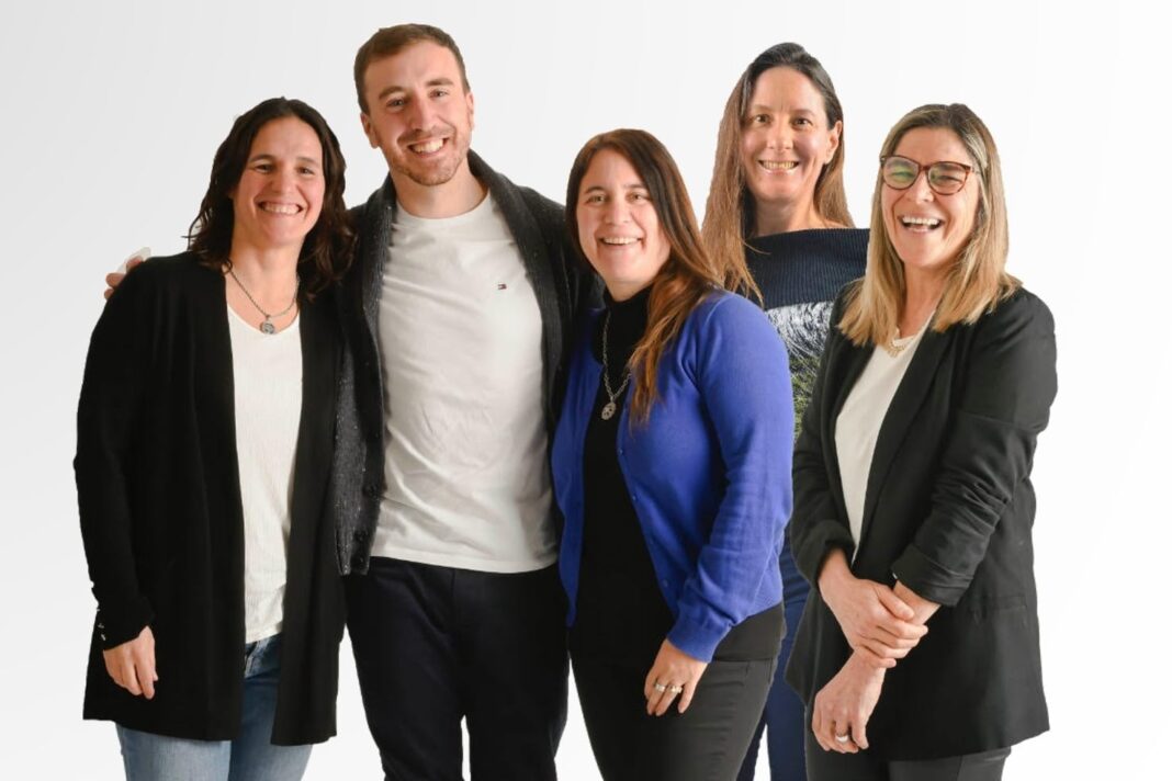 Matías Figliozzi, CEO de Unibaio, junto a equipo científico en laboratorio analizando muestras