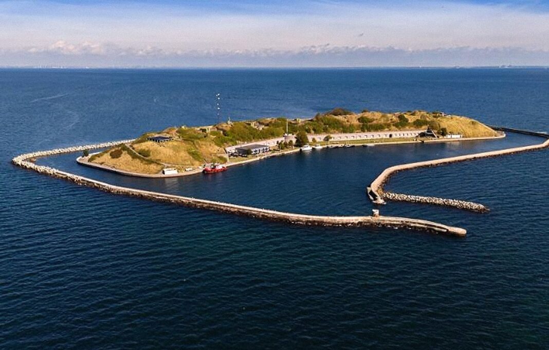 Vista aérea de la isla artificial Flakfortet en el estrecho de Öresund