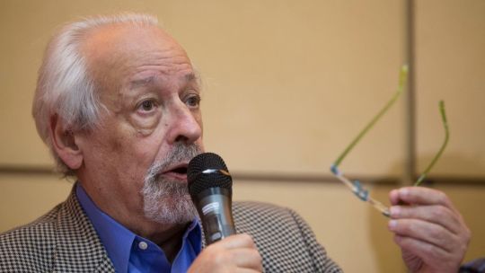 Horacio Verbitsky durante una entrevista en estudios de televisión.