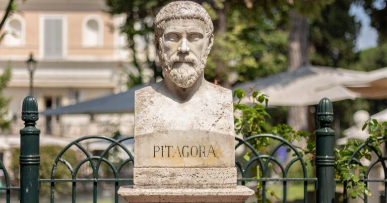 Representación de Pitágoras, filósofo y matemático griego, reflexionando sobre la felicidad y la virtud.