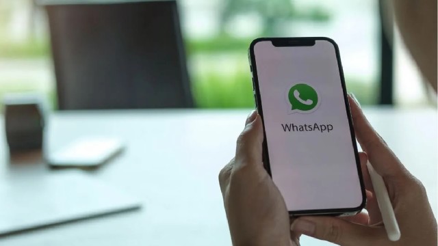 Ilustración de un teléfono celular antiguo junto al ícono de WhatsApp tachado en rojo