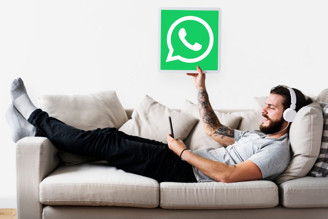 Captura de pantalla ilustrativa de la interfaz de WhatsApp con opciones de personalización de colores.