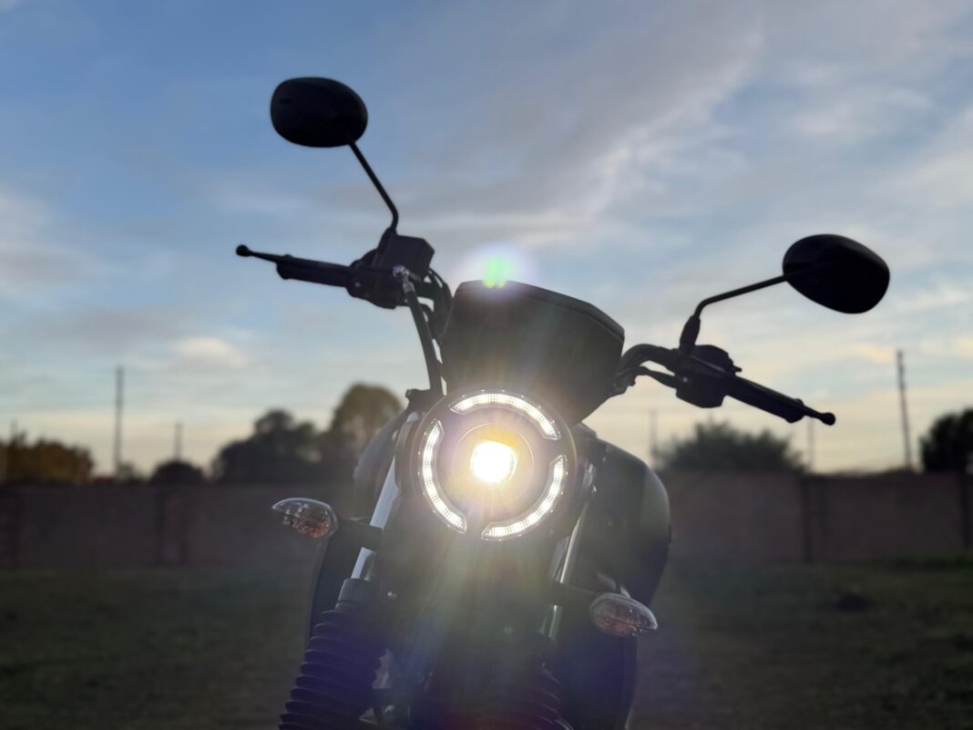 Yamaha FZ-X de color negro, moto de estilo retro urbana estacionada en una calle de la ciudad