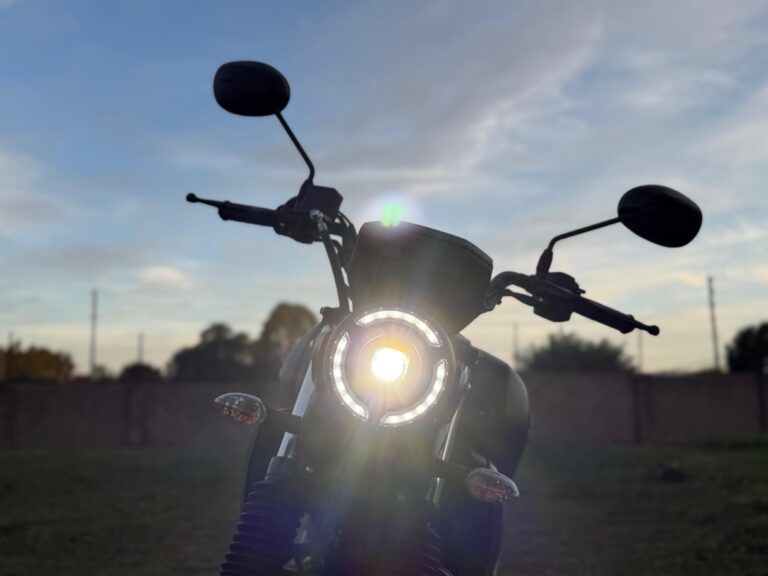 Yamaha FZ-X de color negro, moto de estilo retro urbana estacionada en una calle de la ciudad