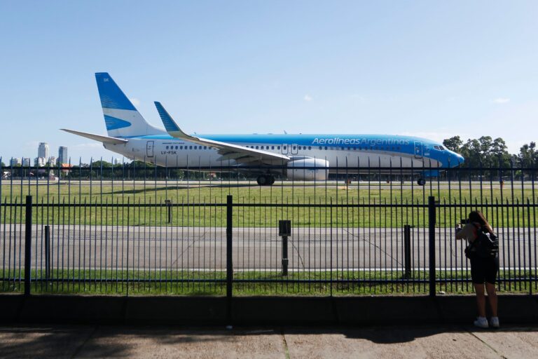Pasajeros en el mostrador de Aerolíneas Argentinas con equipaje de mano
