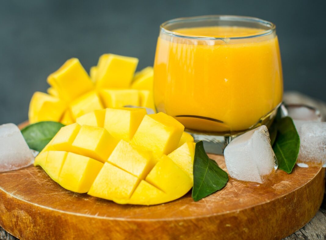 Vaso de agua de mango con hielo