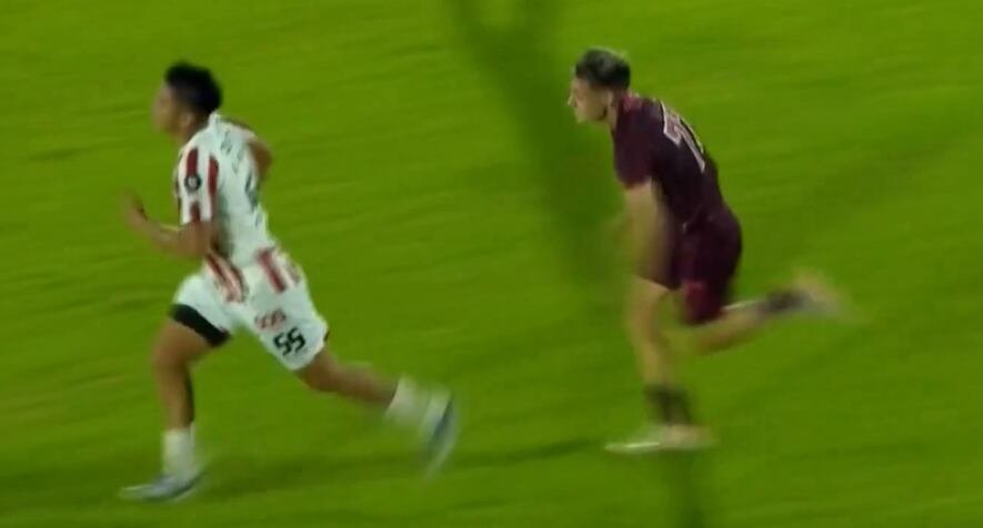 Agustín Besozzi siendo expulsado en el partido Lanús vs Instituto