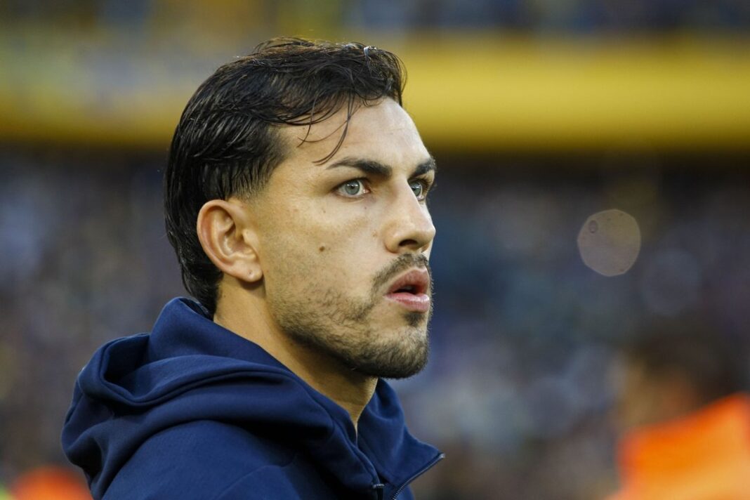 Leandro Paredes tocándose el posterior derecho durante el partido contra Universidad Católica