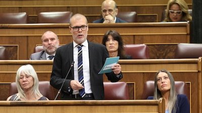 Escena de la película La silla con Jaime Lorente atado a una silla