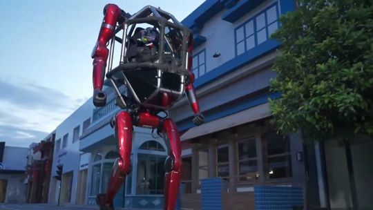 Robot Archax de Tsubame Industries en modo humanoide, con cabina en el pecho y estructura metálica