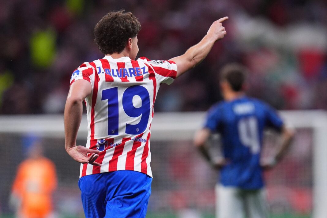 Julián Álvarez celebrando un gol con la camiseta del Atlético de Madrid