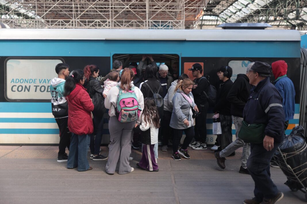 Estación de tren y colectivos en el AMBA con carteles de tarifas actualizadas