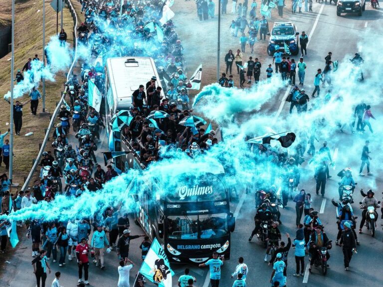 Micro descapotable con jugadores de Belgrano durante la caravana por la Circunvalación