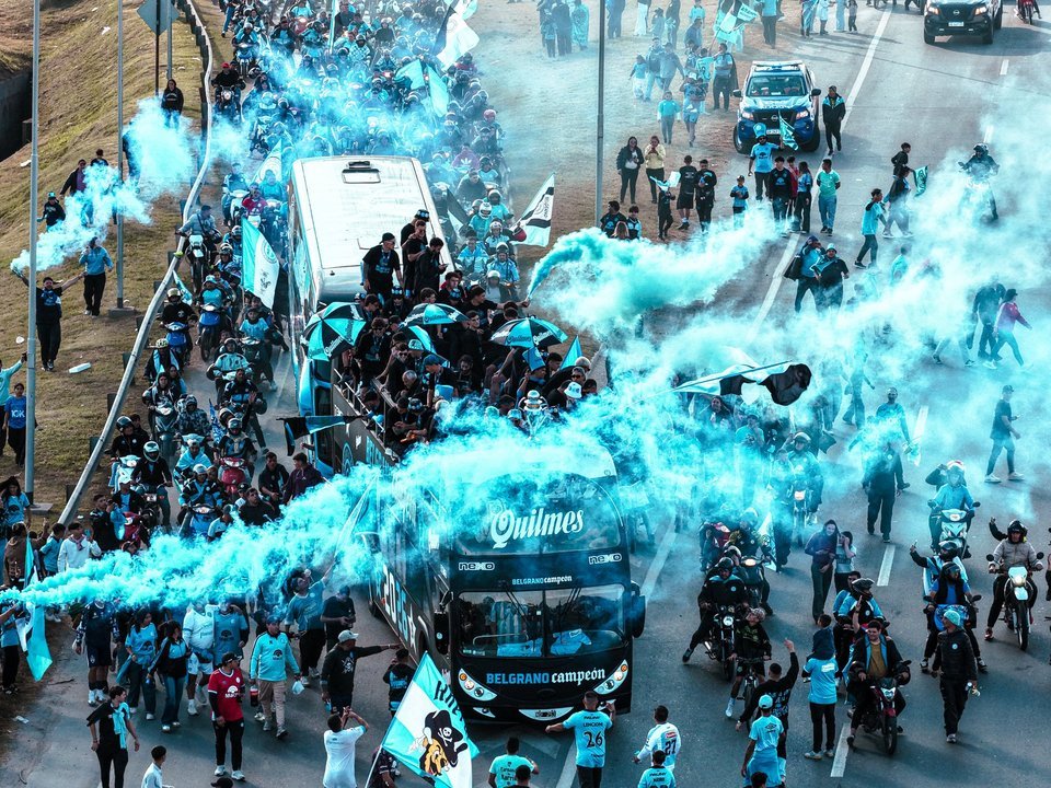 Micro descapotable con jugadores de Belgrano durante la caravana por la Circunvalación