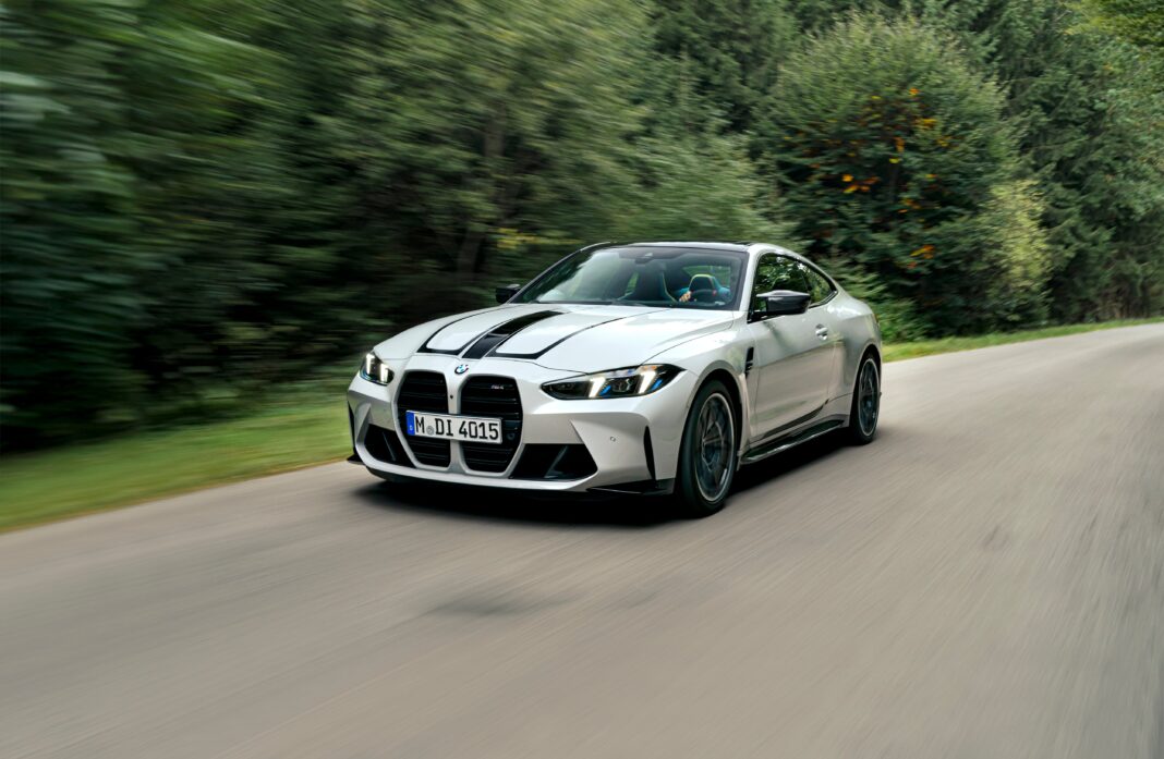 BMW M4 Competition Coupé M xDrive en vista frontal, color gris, con llantas forjadas y faros LED